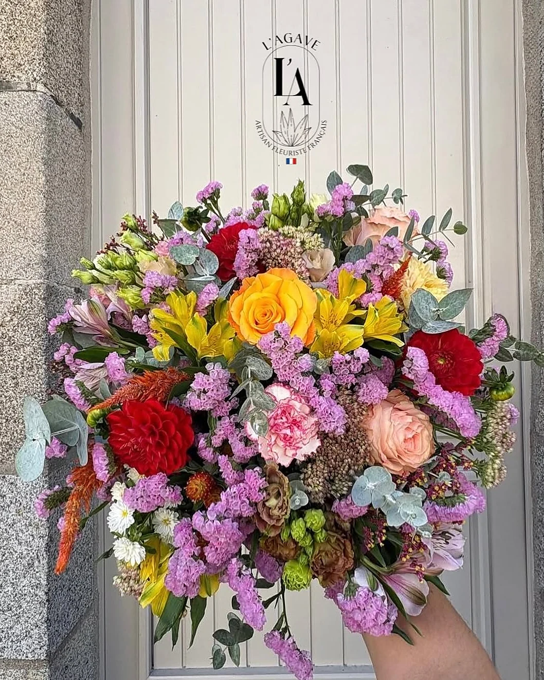 Un bouquet de saison aux couleurs vives, composé à la boutique