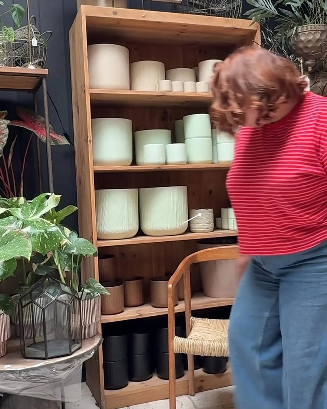 Les étagères de pots et de décoration de la boutique