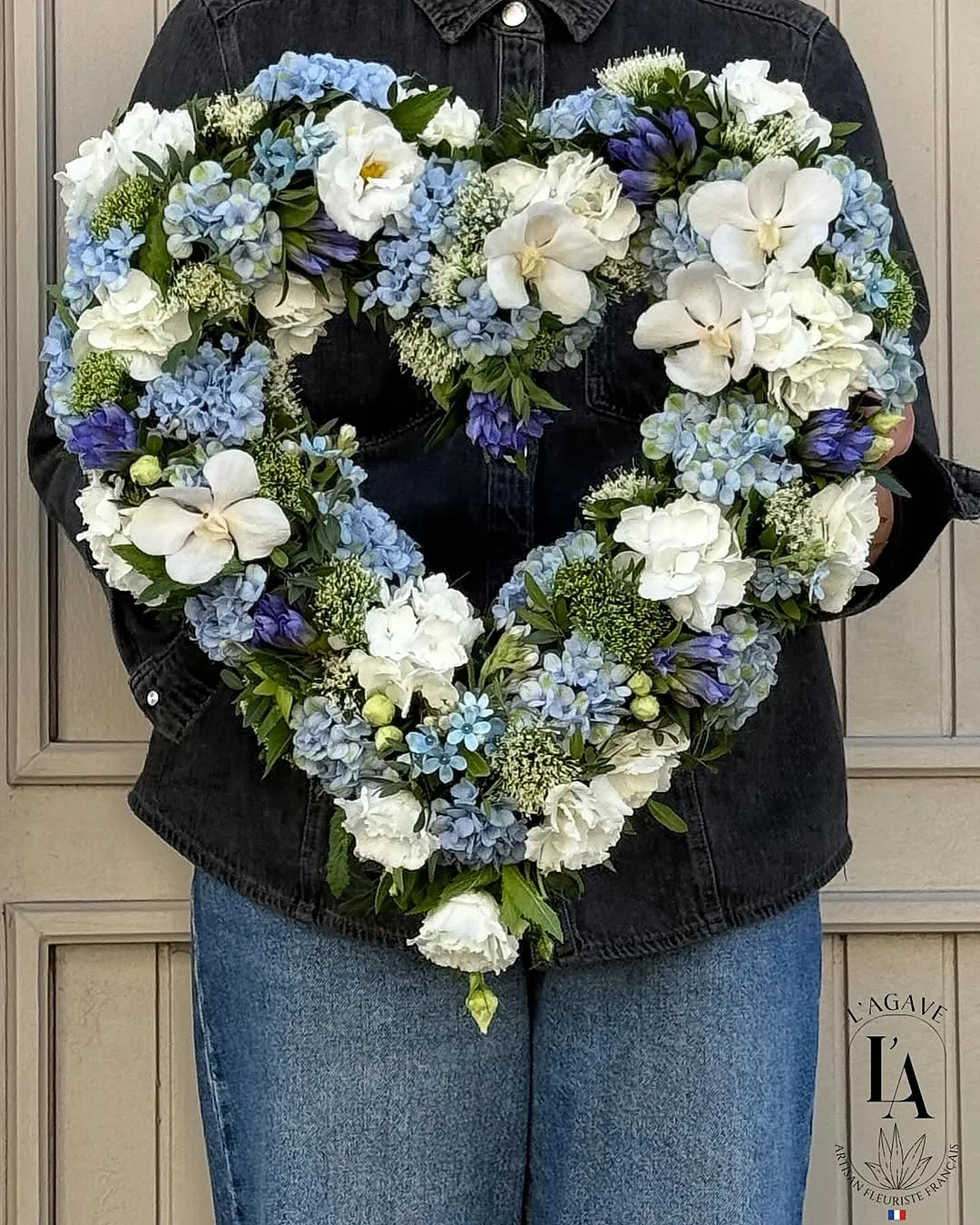 Cœur d’hortensias bleus et de fleurs blanches