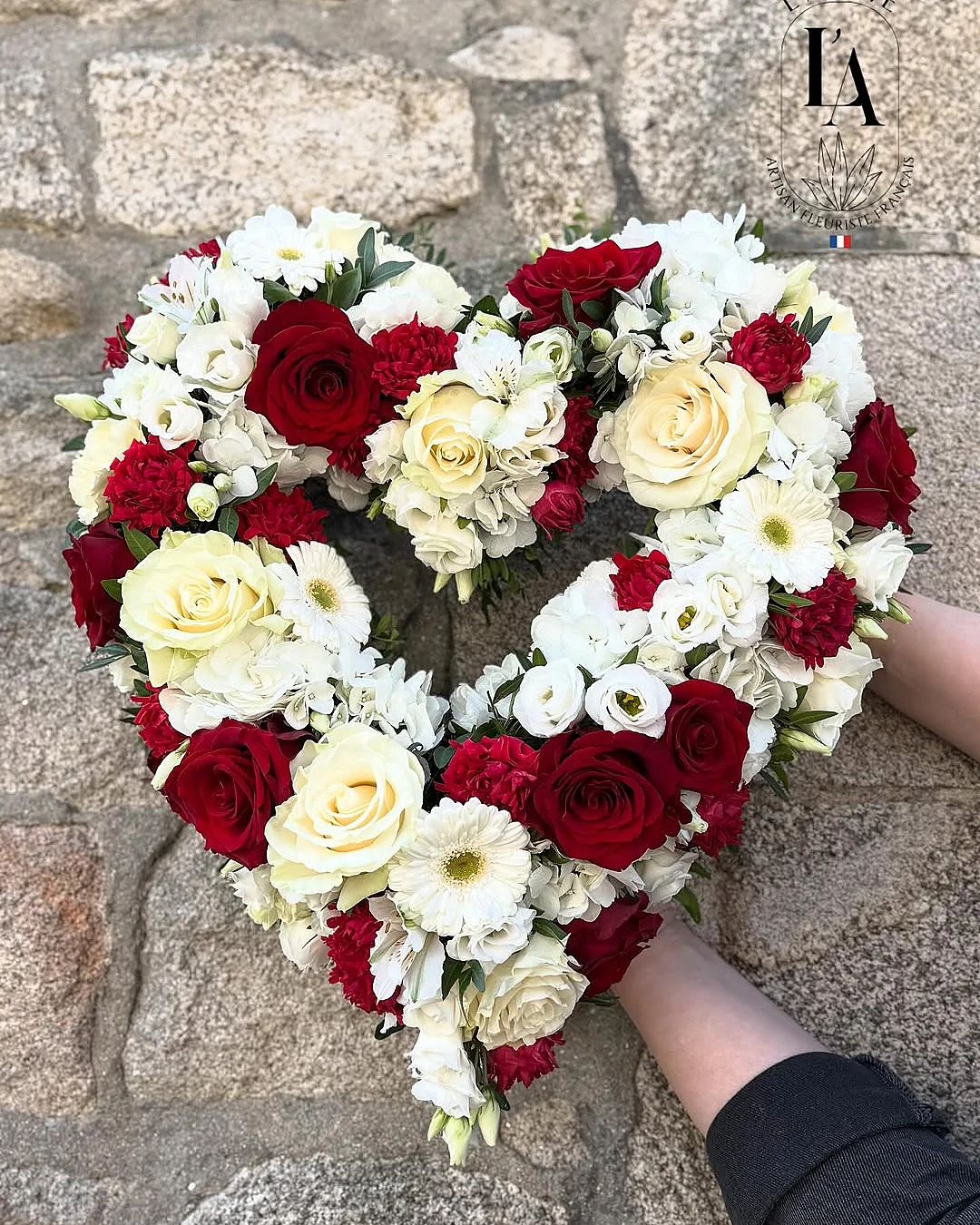 Cœur de roses rouges et de fleurs blanches