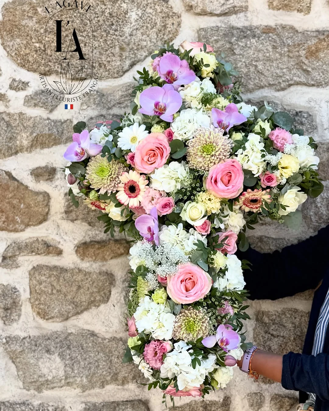 Croix de roses, gerberas et orchidées roses