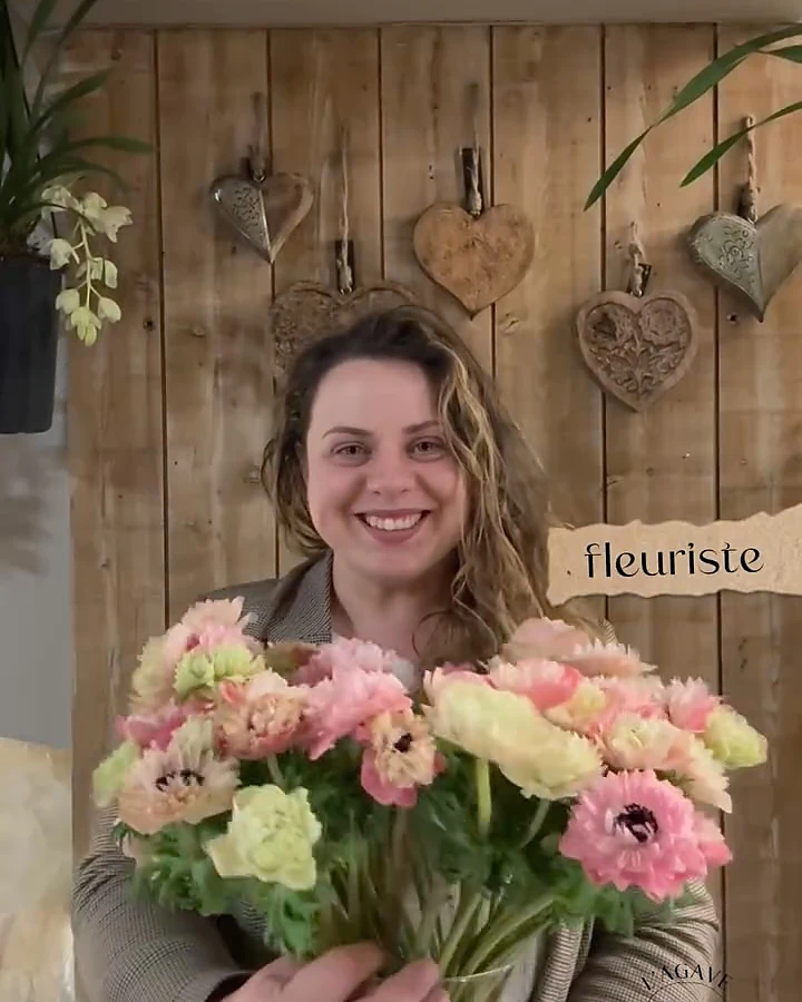 Laura Hemon dans sa boutique, un bouquet de renoncules à la main